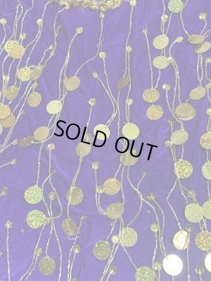 実際にはもう少し赤みのある紫です