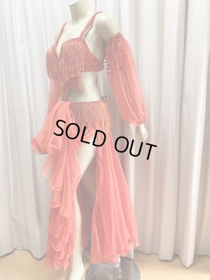 スカートは両サイドにスリット入り