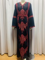 クロスステッチのベドウィン風アバーヤ（ミシン刺しゅう）