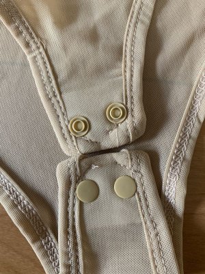 股下はスナップボタン付き