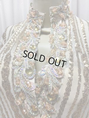 首元にストラップ付き