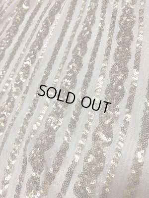 ベースはベージュ、装飾はゴールド