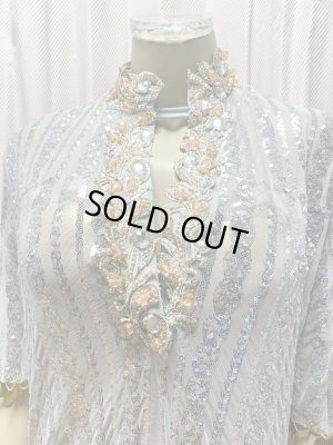 首元にストラップ付き