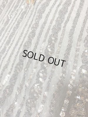 ベースはグレー、装飾はシルバー