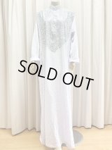 ストーンたっぷりスタンドカラーの白ガラベーヤ