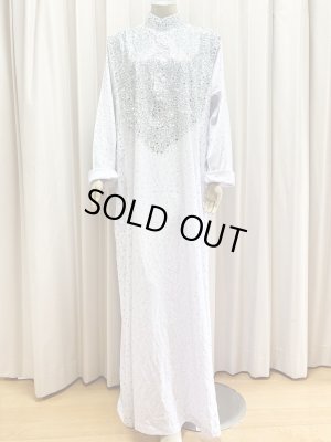 画像1: ストーンたっぷりスタンドカラーの白ガラベーヤ