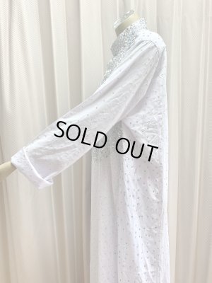 画像4: ストーンたっぷりスタンドカラーの白ガラベーヤ