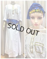 20％OFF　白バラディ、スタンドカラーガラベーヤ(ヒップ＆ヘッドスカーフ付き)Mサイズ