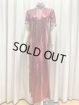 スタンドカラー・クリスタル付きバラディドレス