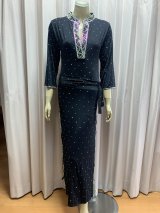 スタンドカラー・クリスタル付きバラディドレス(長袖）