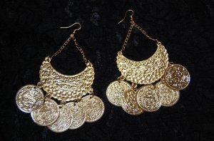 画像1: 三日月フォークロアコイン付きピアス（ゴールド）