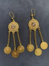 揺れるコイン&ラインストーン付きピアス(ゴールド)
