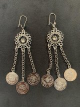 揺れるコイン&ラインストーン付きピアス(シルバー)