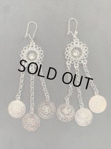 揺れるコイン&ラインストーン付きピアス(シルバー)