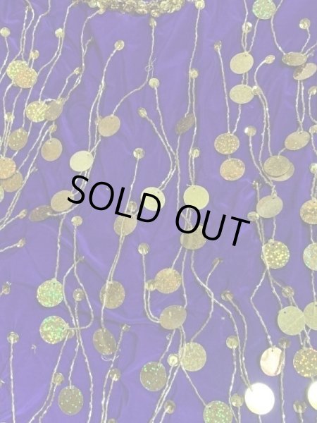 実際にはもう少し赤みのある紫です