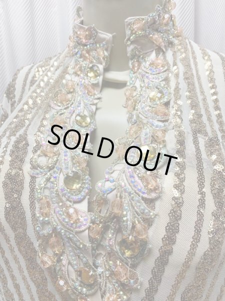 首元にストラップ付き