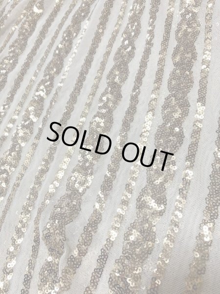 ベースはベージュ、装飾はゴールド