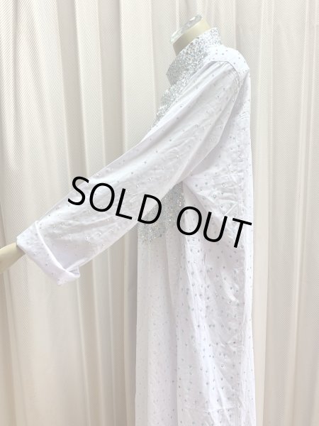 画像4: ストーンたっぷりスタンドカラーの白ガラベーヤ (4)