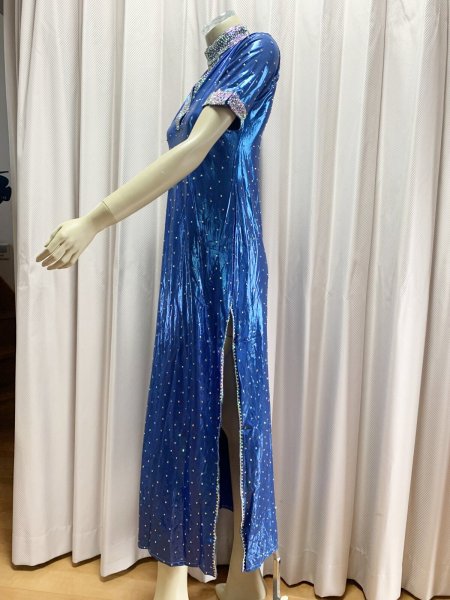 画像4: スタンドカラー・クリスタル付きバラディドレス (4)