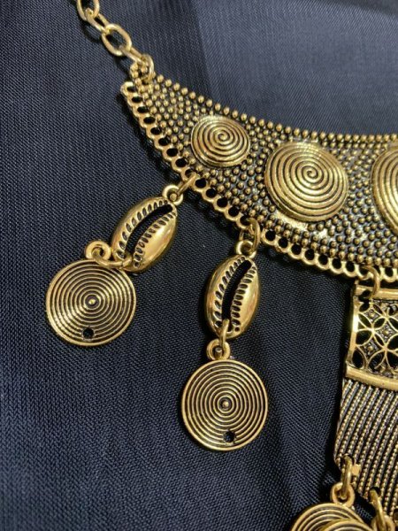 画像4: 貝殻モチーフ付きフォークロアネックレス (4)