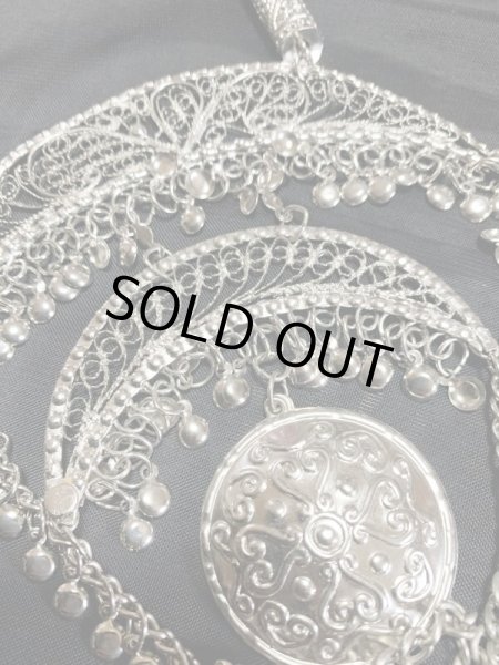 画像4: 三日月モチーフフォークロアネックレス (4)