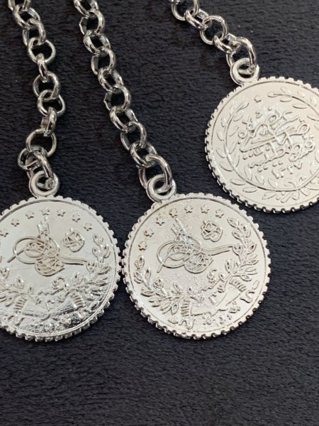 画像4: 揺れるコイン&ラインストーン付きピアス(シルバー) (4)