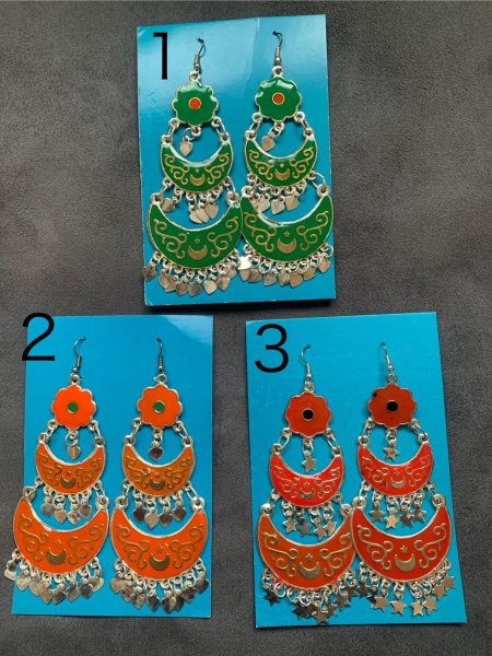 画像1: アンティークパーツ三日月ピアス（Mサイズ） (1)