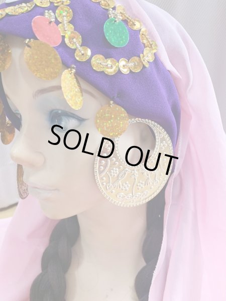 付属のピアスはヘッドバンドに縫い付けてもOK