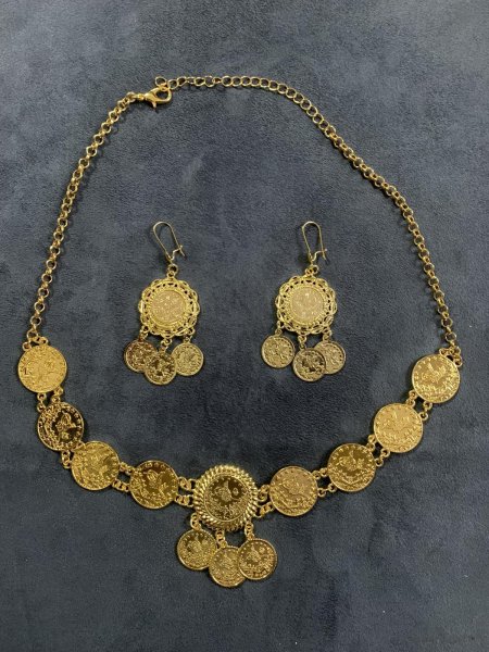 似たデザインのネックレスもございます